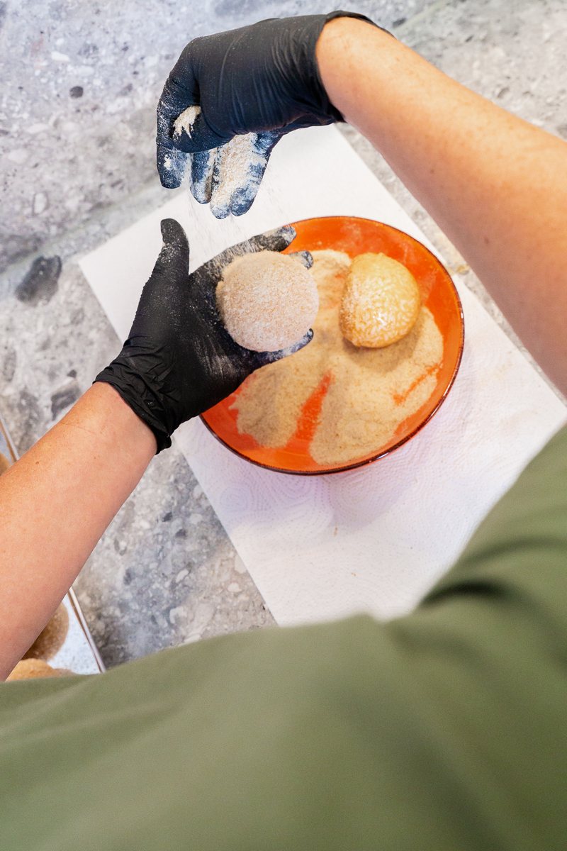 Arancini werden von Hand paniert