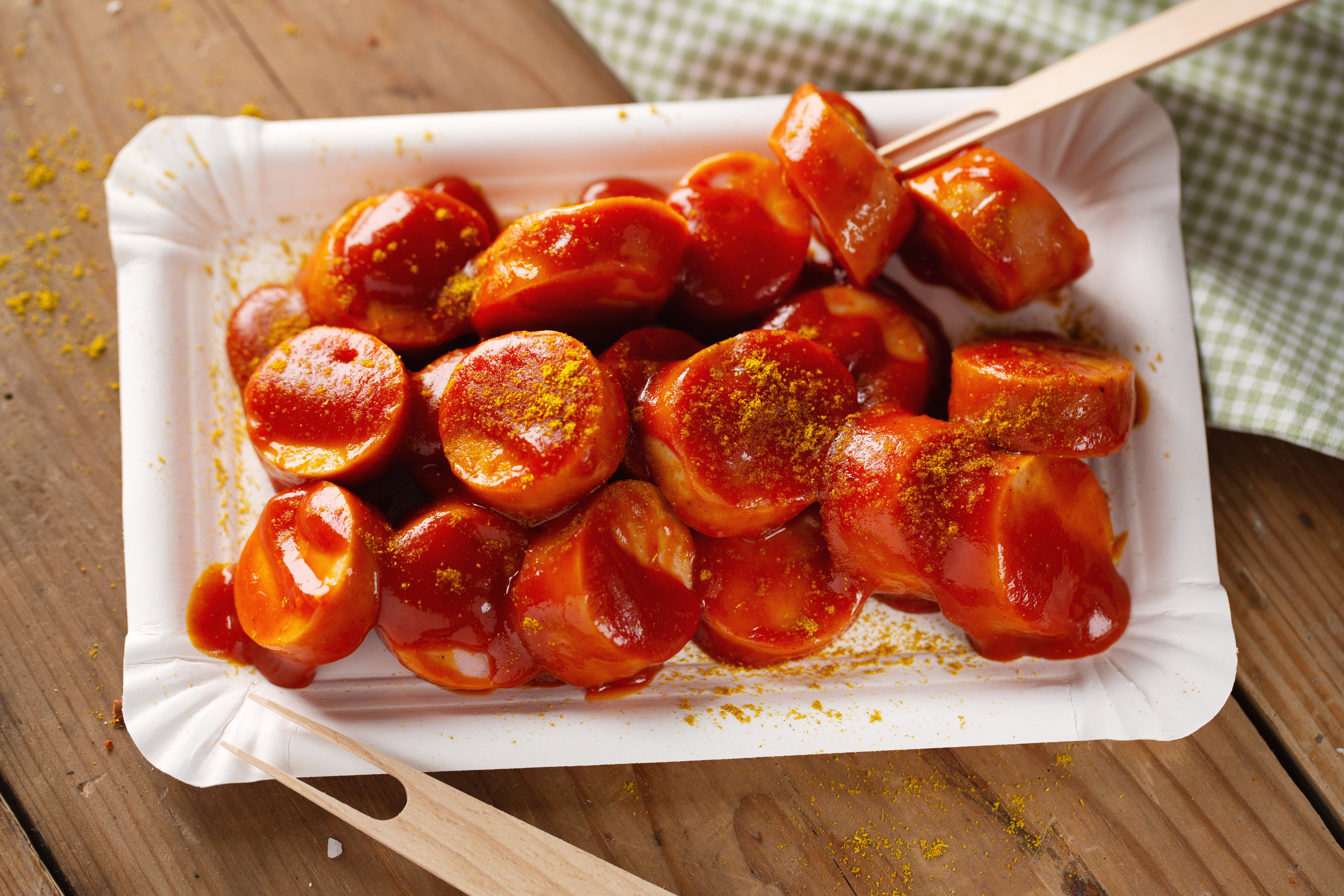 Currywurst mit Ketchup und Currypulver auf dem Teller