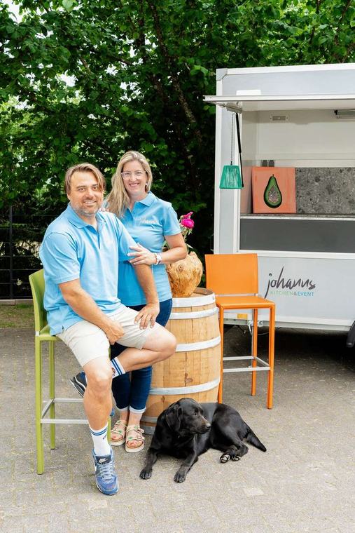 Jan-Erik und Christina Johann vor ihrem Foodtruck